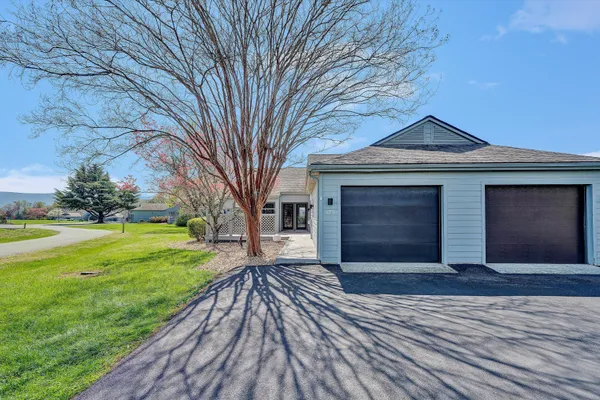 $1,779,900 | 175 Clubhouse Towers Circle, Moneta, VA 24121