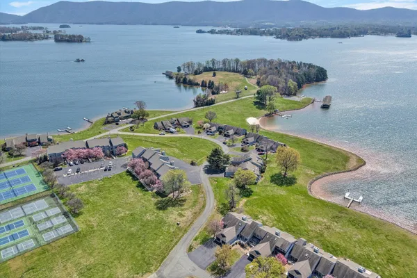 $1,779,900 | 175 Clubhouse Towers Circle, Moneta, VA 24121