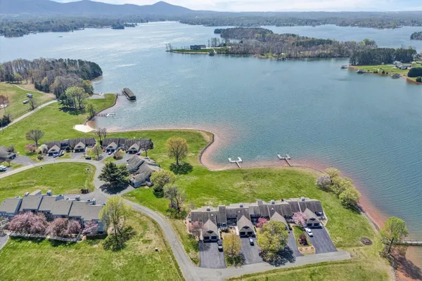 $1,779,900 | 175 Clubhouse Towers Circle, Moneta, VA 24121