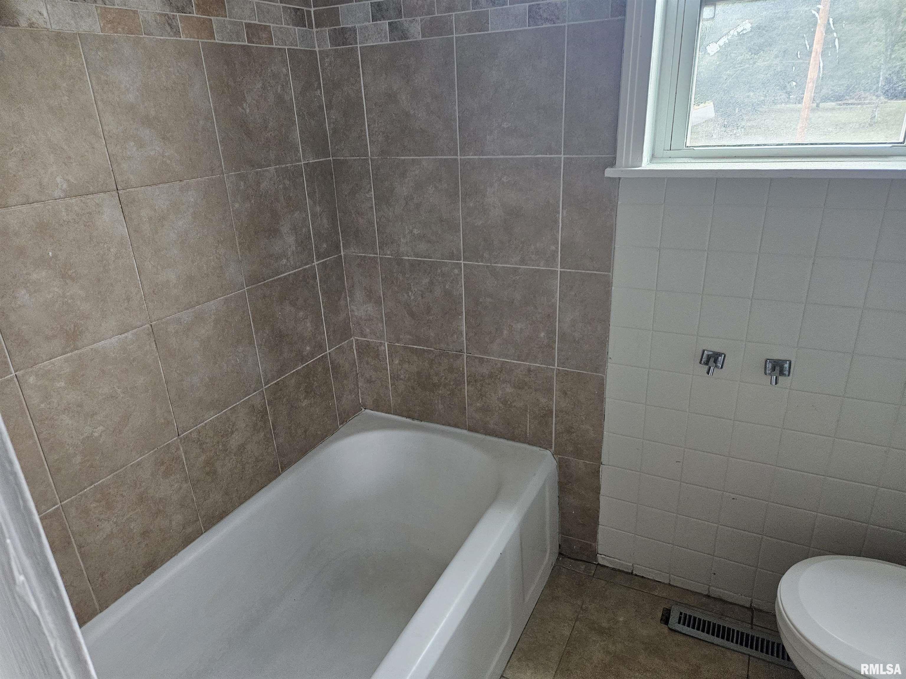 101 East Webster Street Benton, IL 62812 - Photo 12 of 29