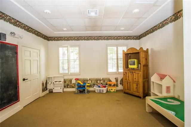 a sign broad on the side of a building