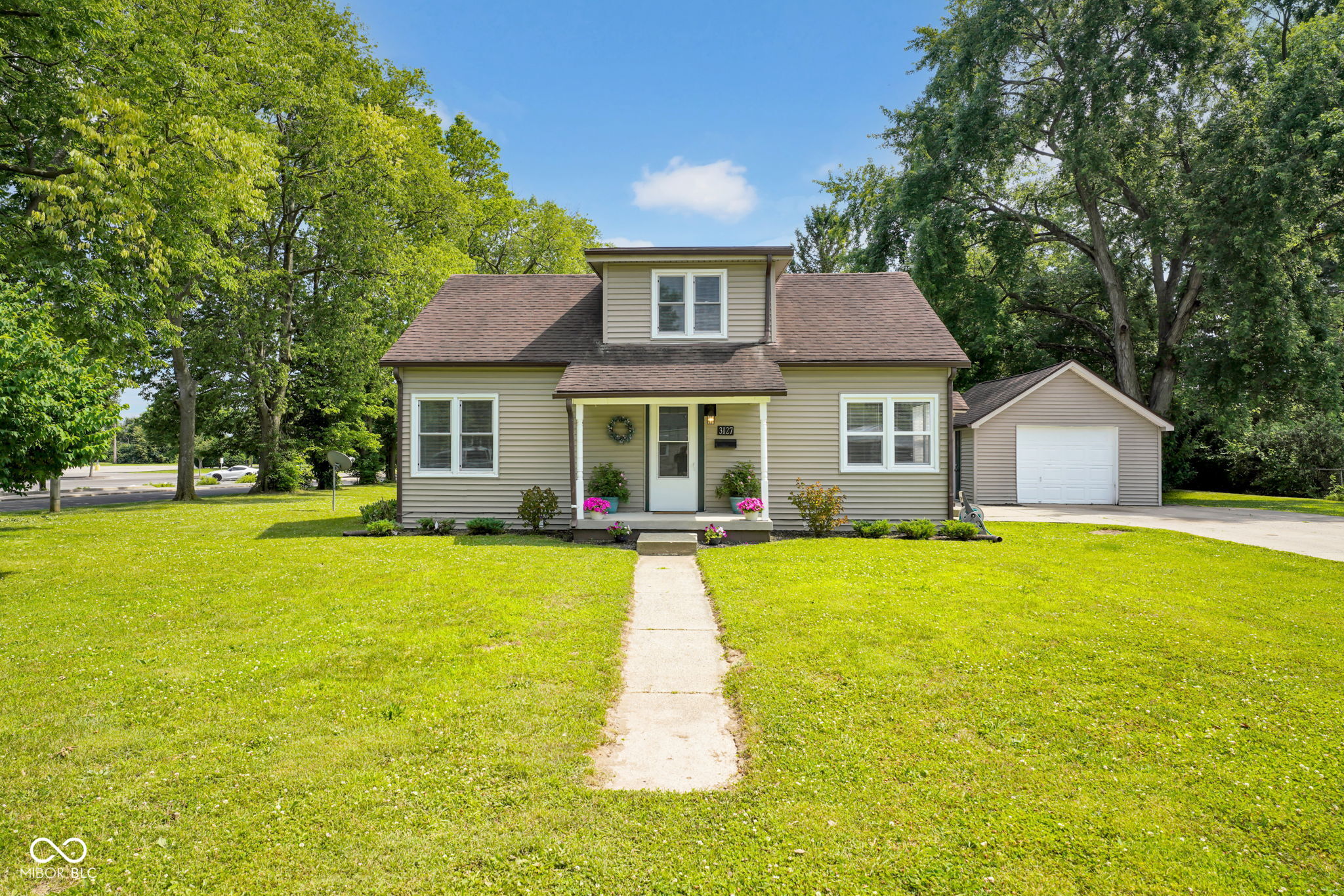 3127 13th Street Columbus, IN 47201 - Photo 2 of 30