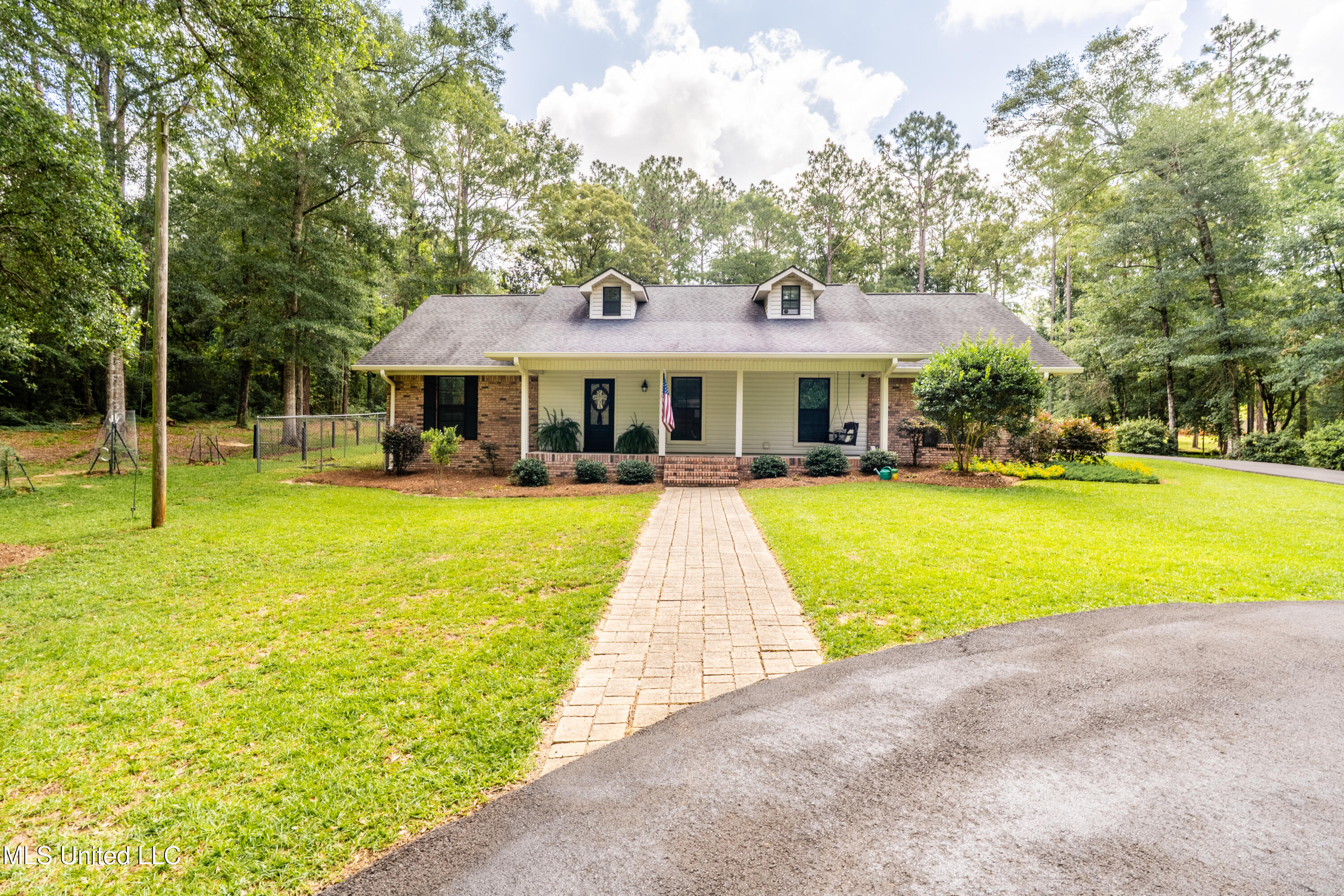 136 Clinton Dr-1