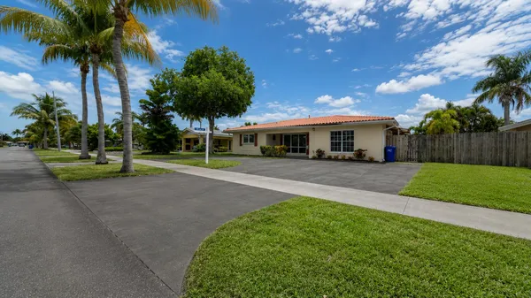 $809,000 | 420 Southeast 4th Court, Pompano Beach, FL 33060