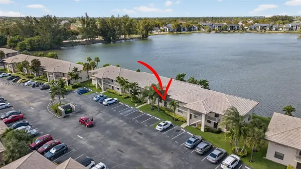 $229,000 | 5520 Lakeside Drive, Unit 105, Margate, FL 33063