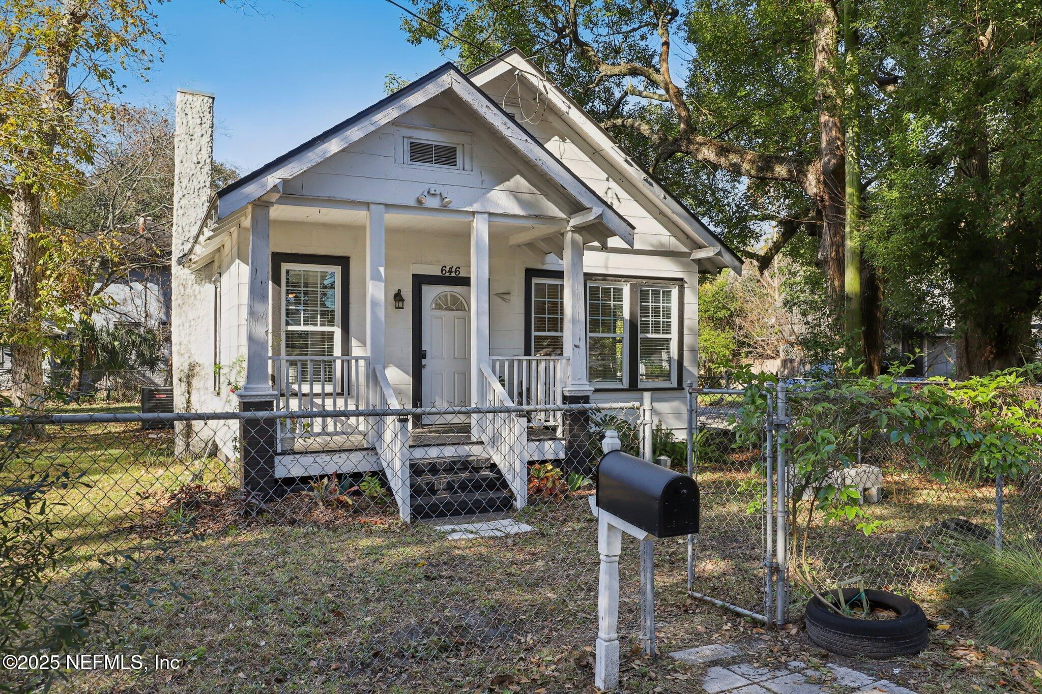 646 Day Avenue Jacksonville, FL 32205 - Photo 2 of 27 a front view of a house with garden