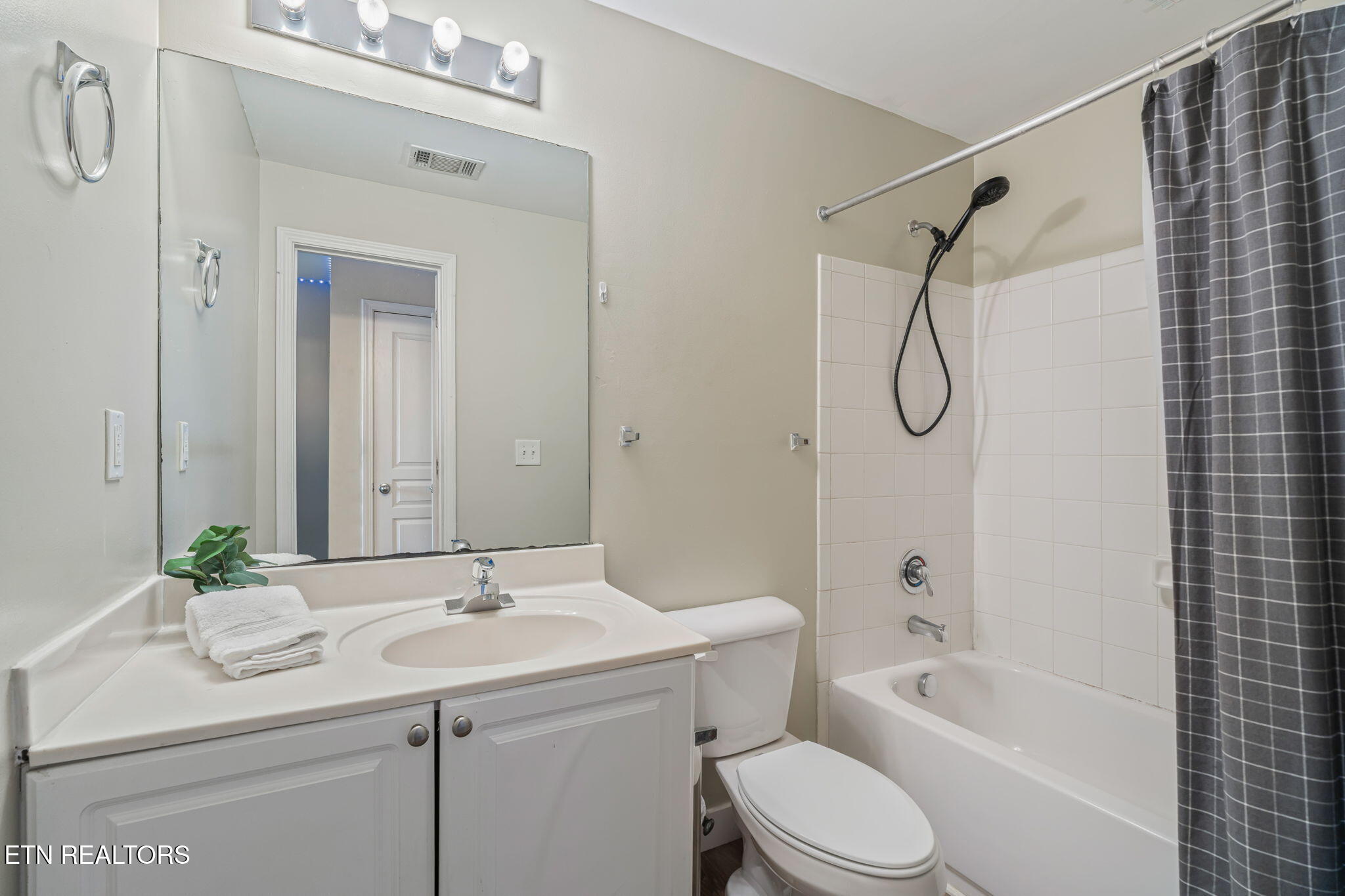 3704 Spruce Ridge Way, Unit 2021 Knoxville, TN 37920 - Photo 18 of 38 Bathroom 4