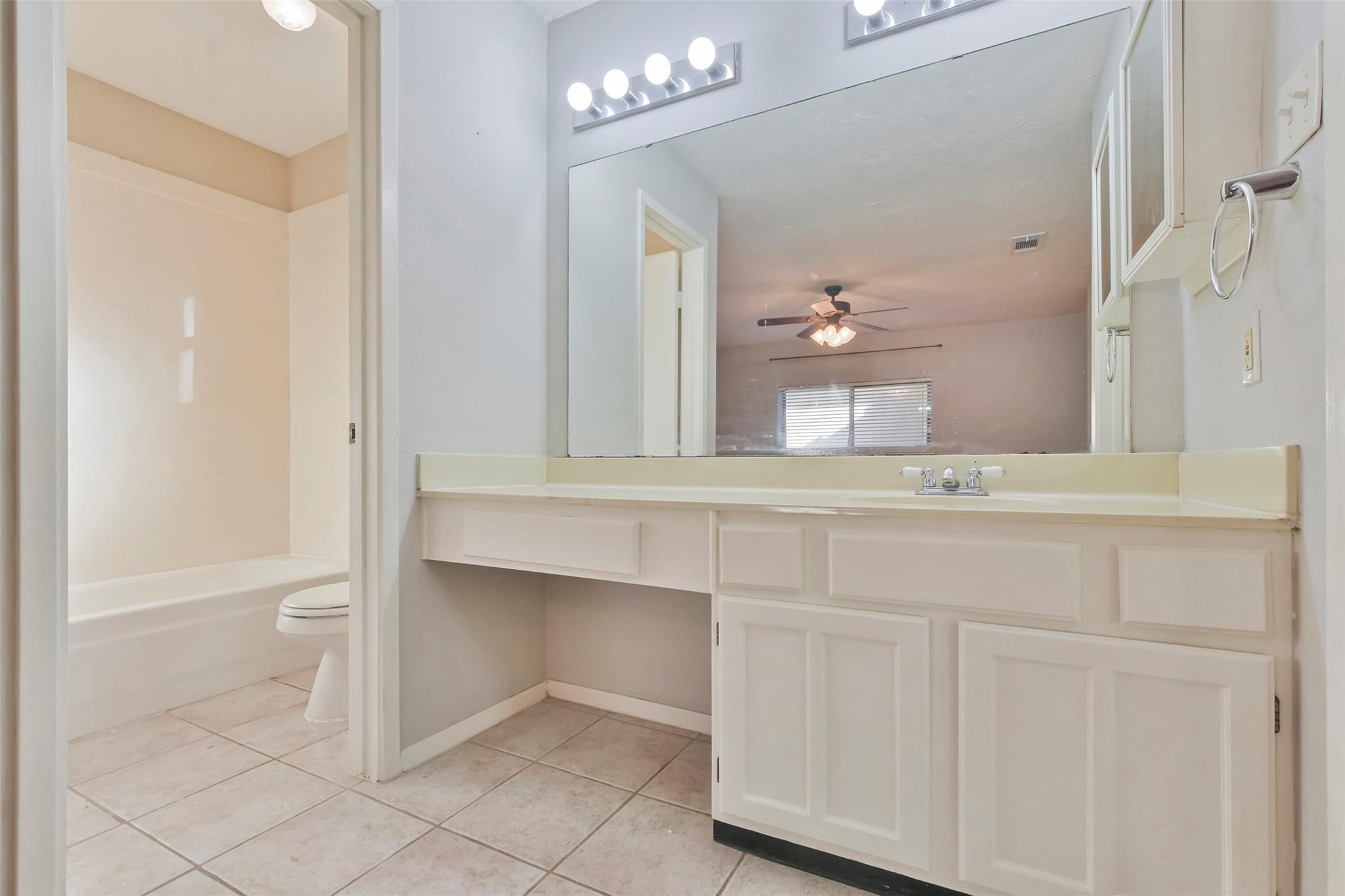 4831 Bridgemont Lane Spring, TX 77388 - Photo 18 of 29 Primary Bath