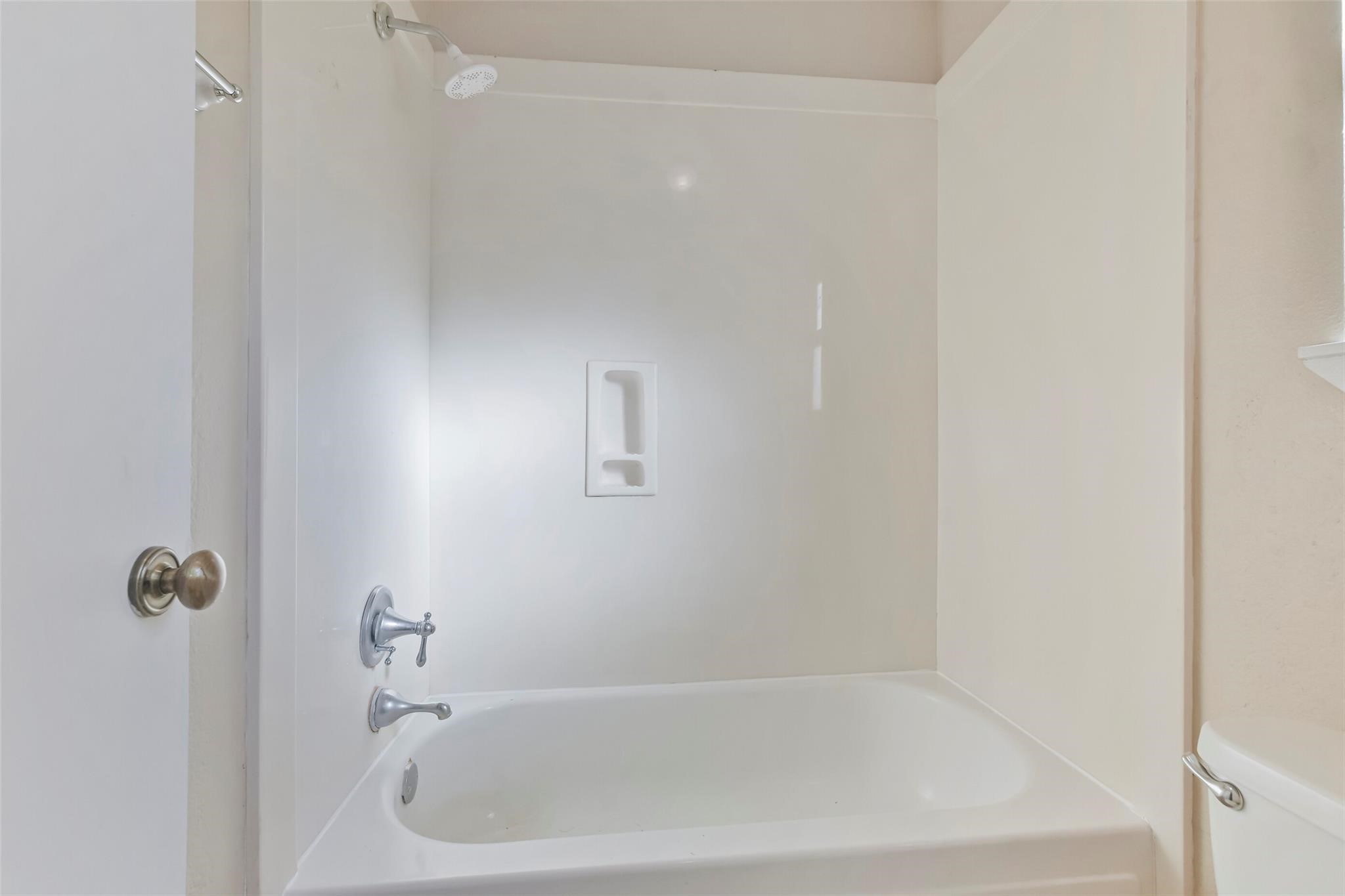 4831 Bridgemont Lane Spring, TX 77388 - Photo 19 of 29 Shower/tub combo in primary bath