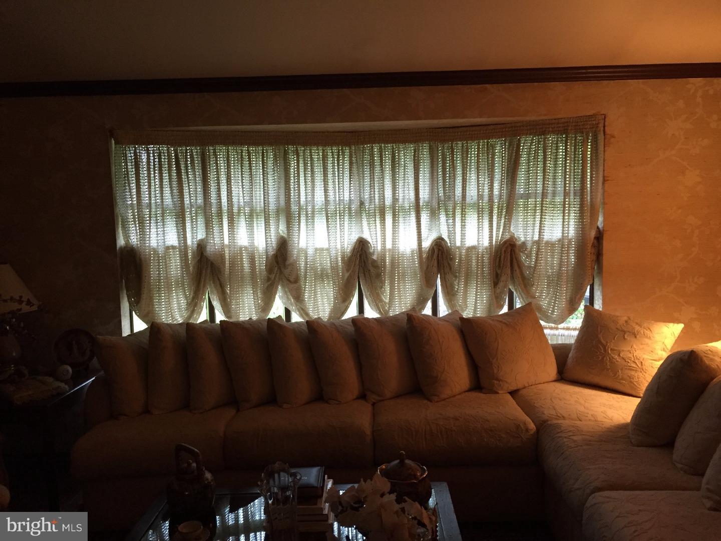 1600 Pennypack Road Huntingdon Valley, PA 19006 - Photo 6 of 21 Living Room