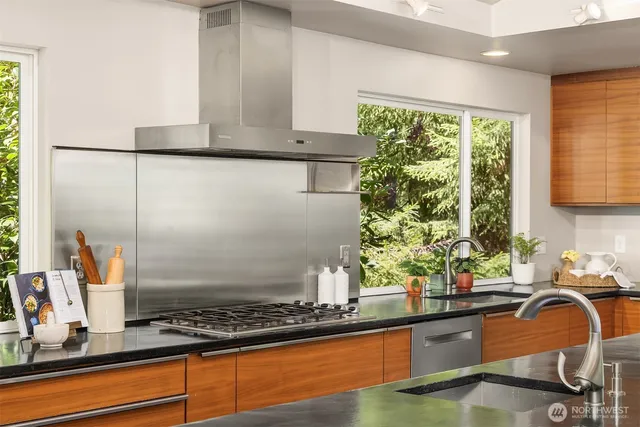 $1,898,000 | 18610 Southeast 58th Street, Issaquah, WA 98027