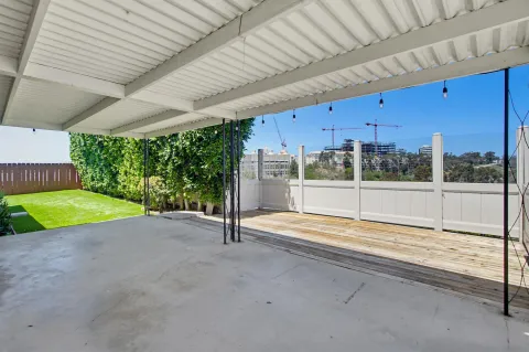 a view of a backyard