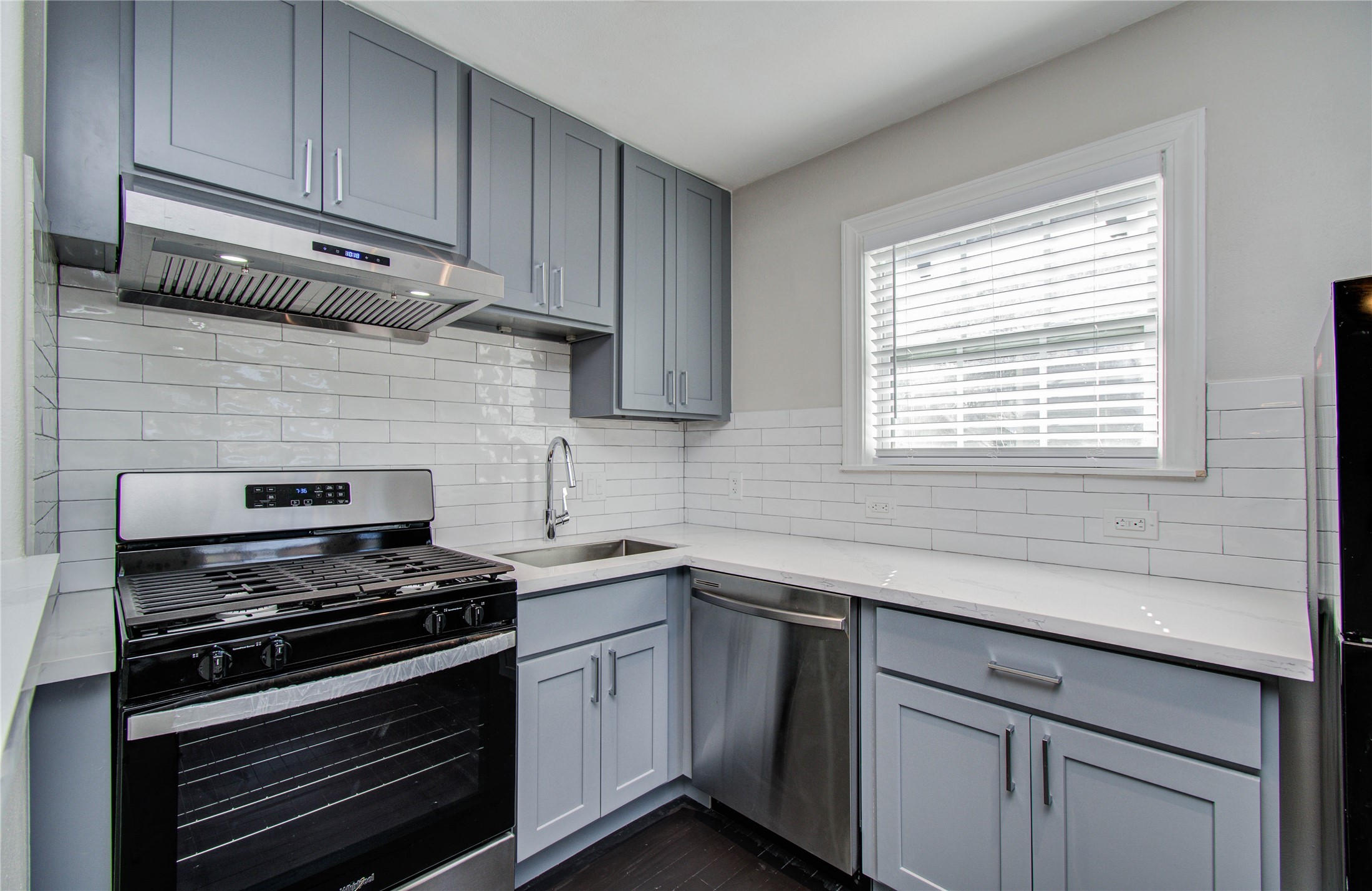 710 Hemphill Street, Unit 2 Houston, TX 77007 - Photo 11 of 21 Kitchen with quartz countertop and new cabinets