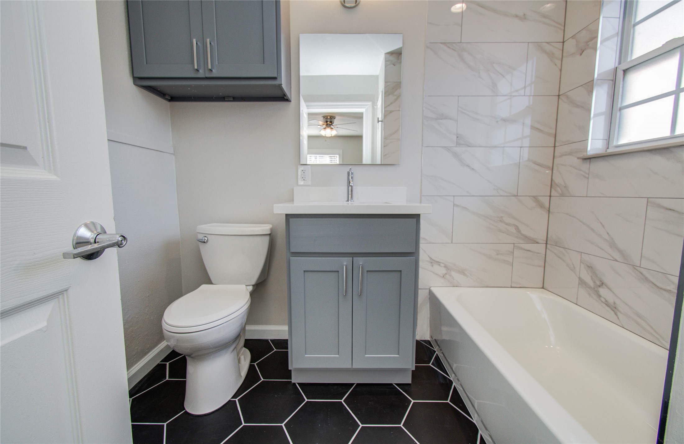710 Hemphill Street, Unit 2 Houston, TX 77007 - Photo 14 of 21 a bathroom with a sink toilet and bathtub