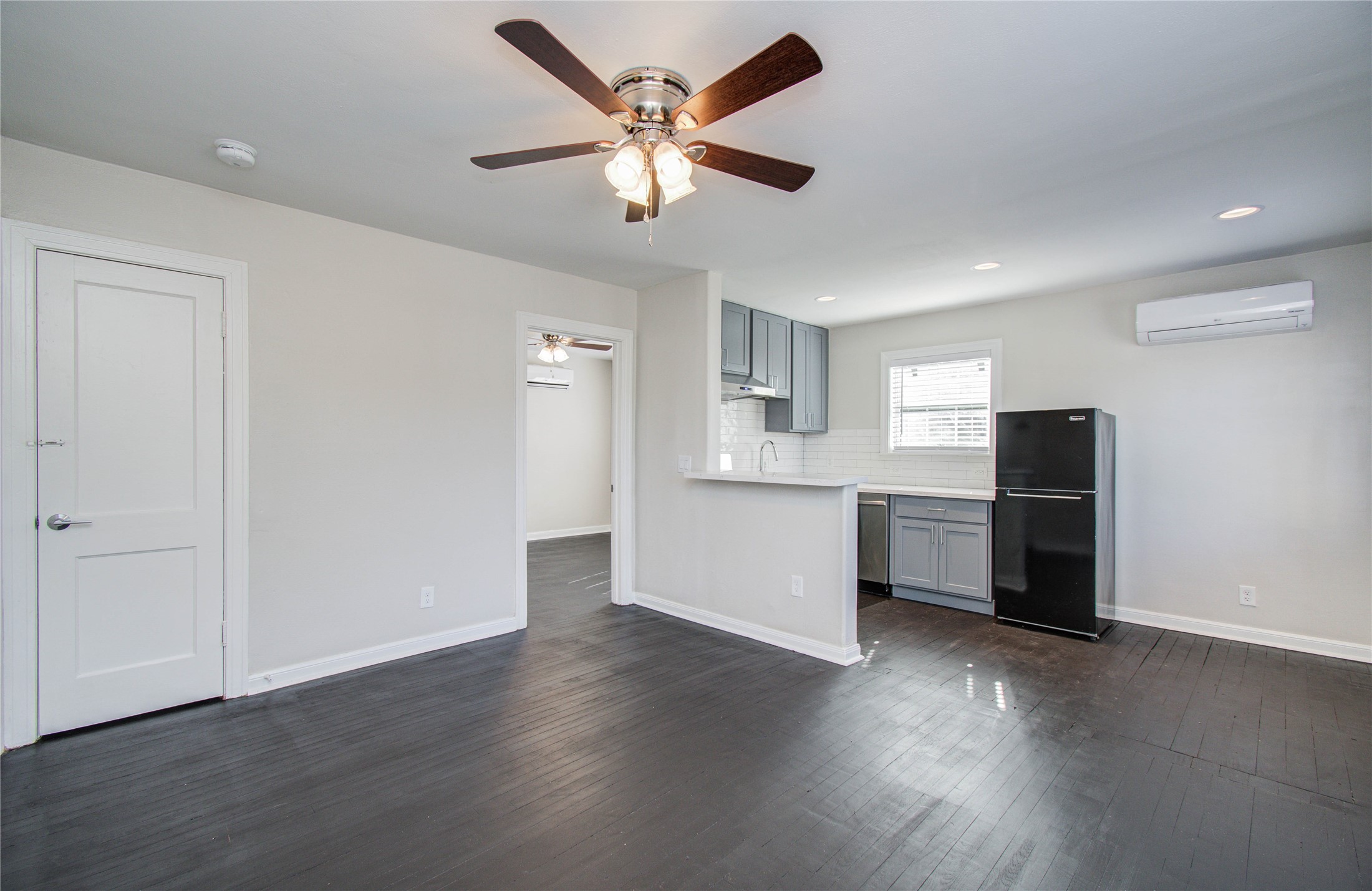 710 Hemphill Street, Unit 2 Houston, TX 77007 - Photo 6 of 21 Living room and kitchen area