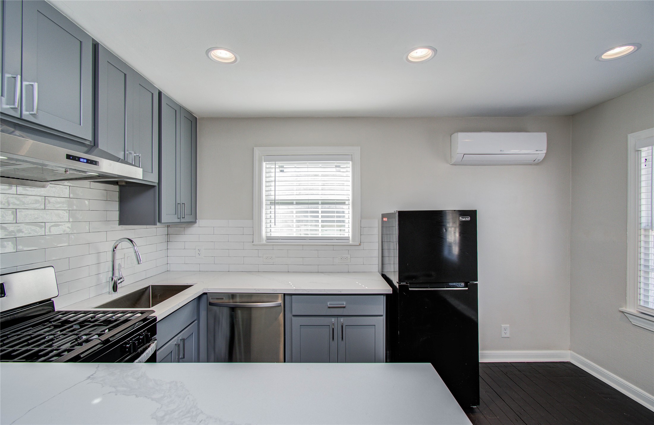 710 Hemphill Street, Unit 2 Houston, TX 77007 - Photo 10 of 21 Kitchen with quartz countertop and new cabinets