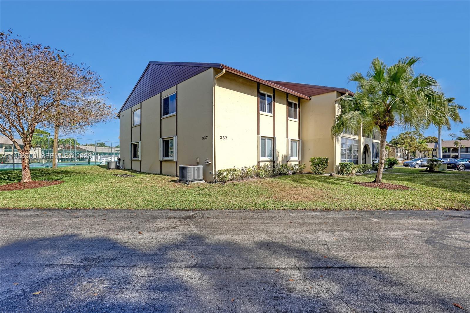 337 Pine Ridge Circle, Unit D2 Greenacres, FL 33463 - Photo 4 of 63