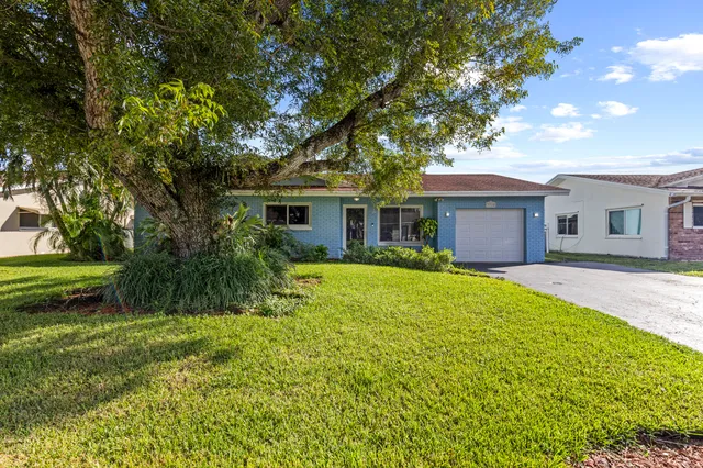 a view of a house with a backyard
