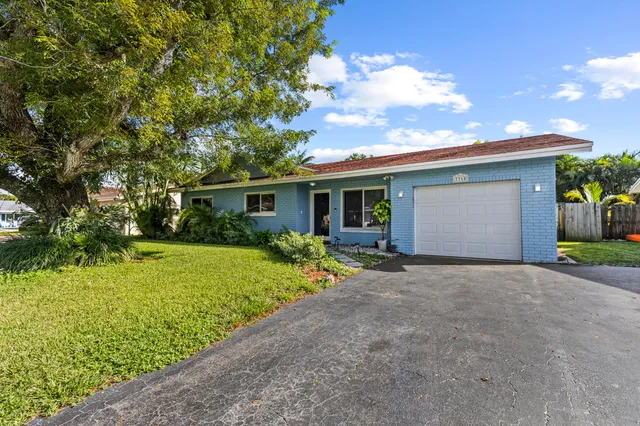 a view of a house with backyard and garden