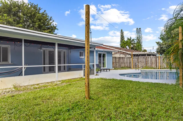 a view of a house with backyard and sitting area