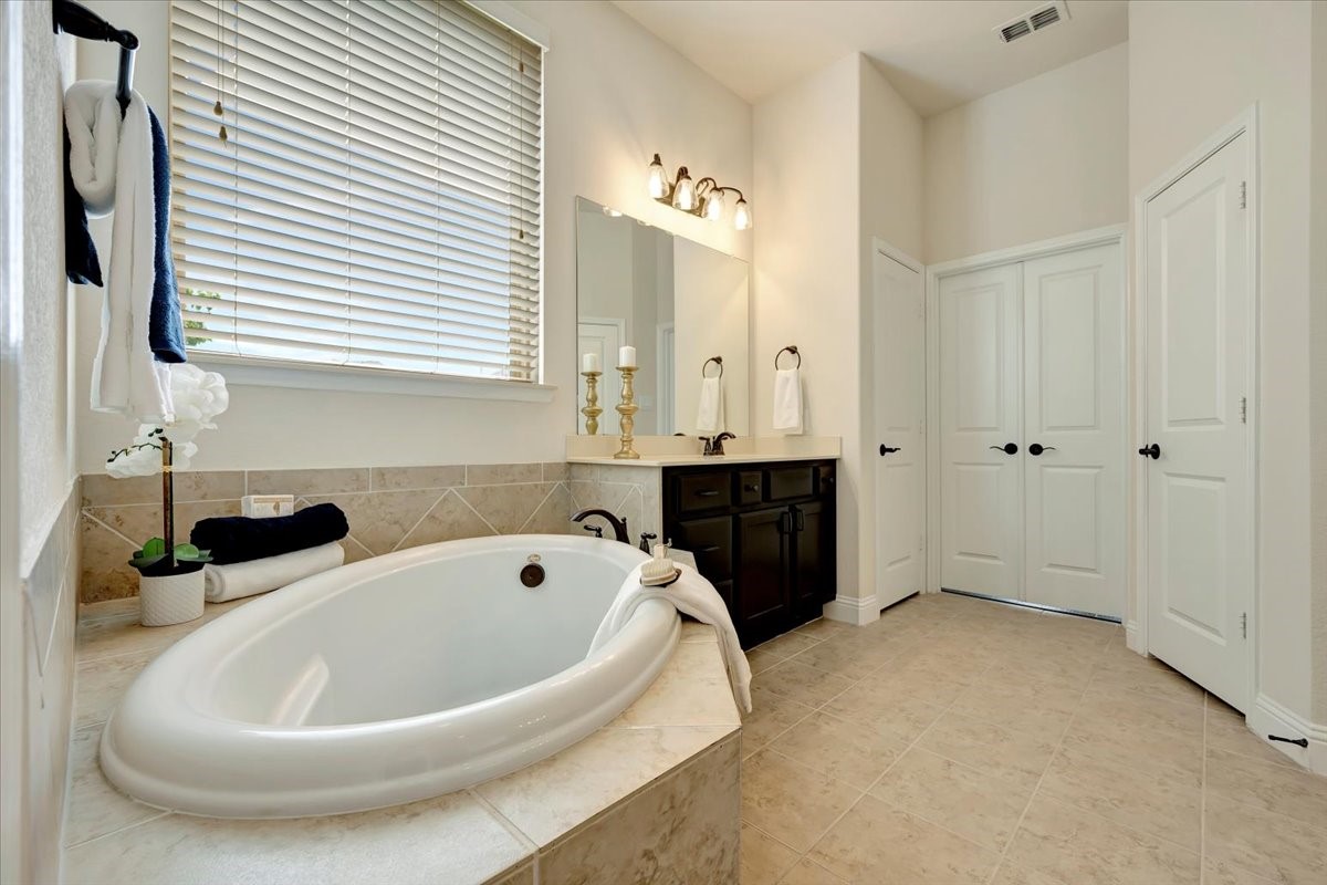 5410 Marble Acres Court Houston, TX 77059 - Photo 33 of 49 a bathroom with a bathtub and a sink