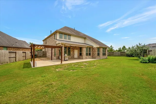a view of a house with a big yard