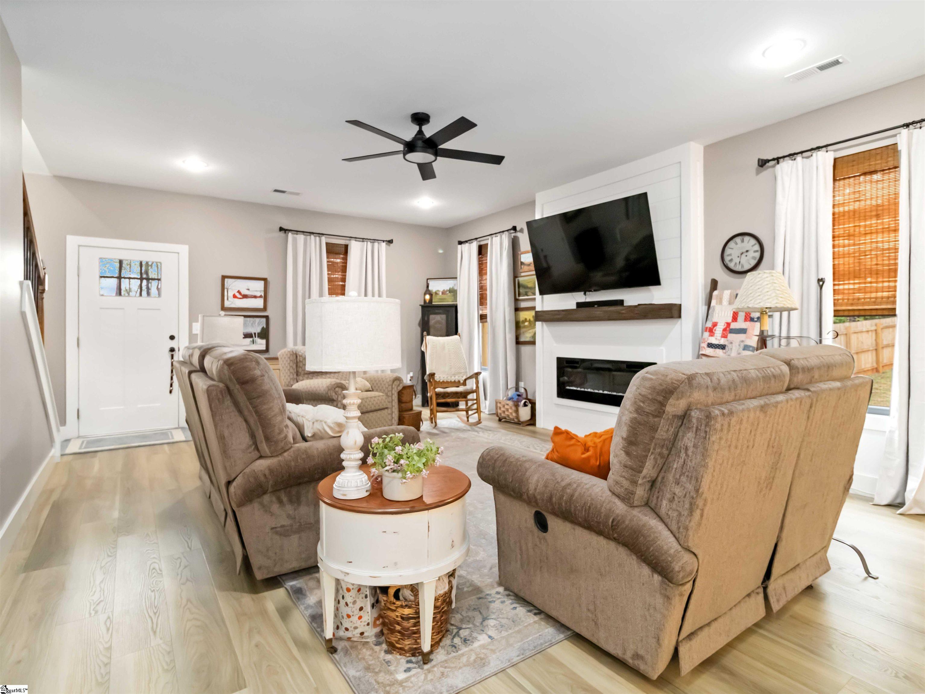 4524 Pine Lane Anderson, SC 29621 - Photo 6 of 25 Living Room