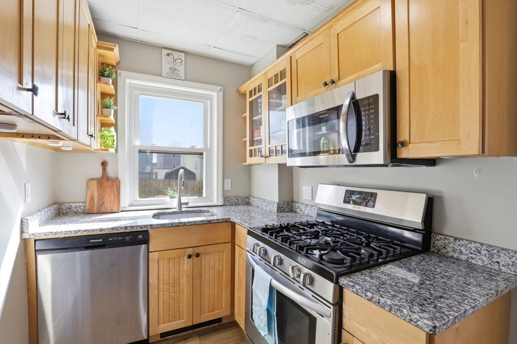 477 Palmer Street Fall River, MA 02721 - Photo 8 of 31