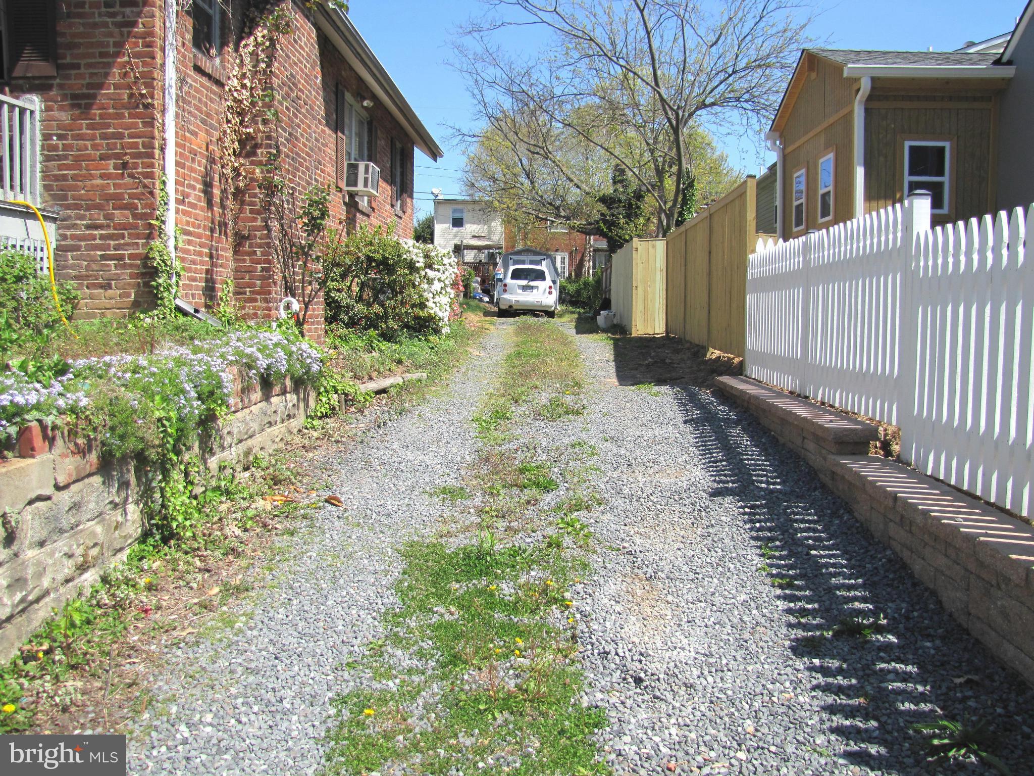 210 East Glebe Road Alexandria, VA 22305 - Photo 3 of 6 Driveway full length