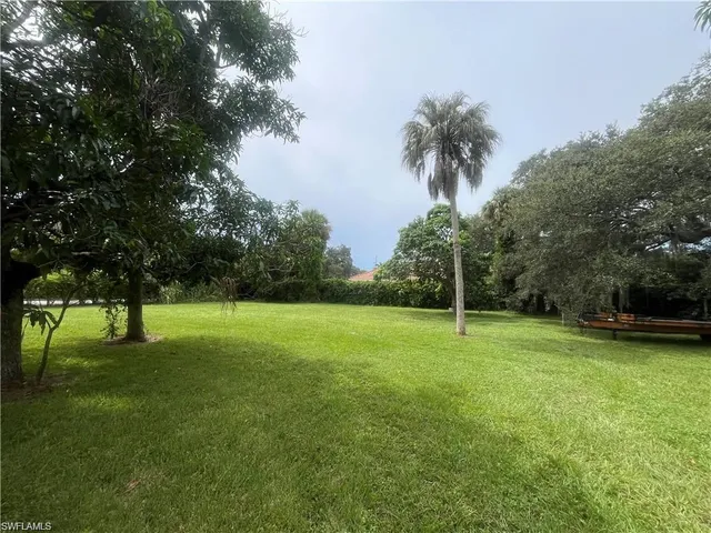 $3,695,000 | 1063 Shadowlawn Drive, Naples, FL 34104