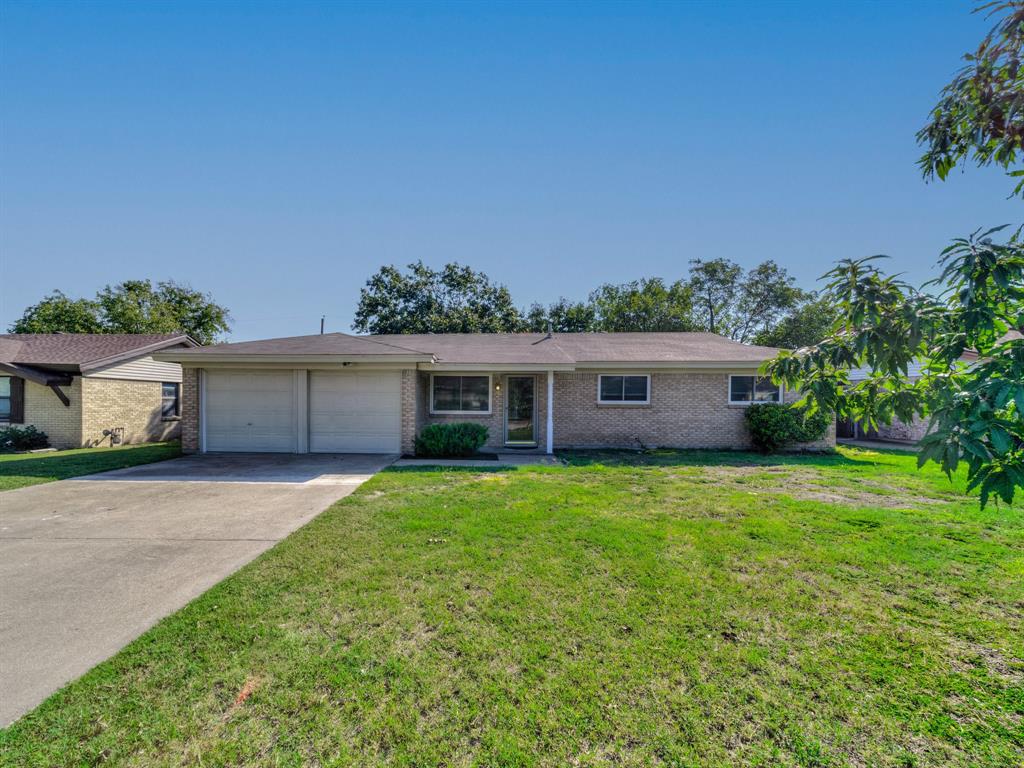844 Saddle Road White Settlement, TX 76108 - Photo 4 of 27