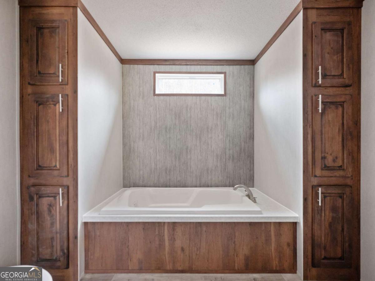 5224 Bogus Road Gainesville, GA 30506 - Photo 18 of 43 a bathroom with a bathtub