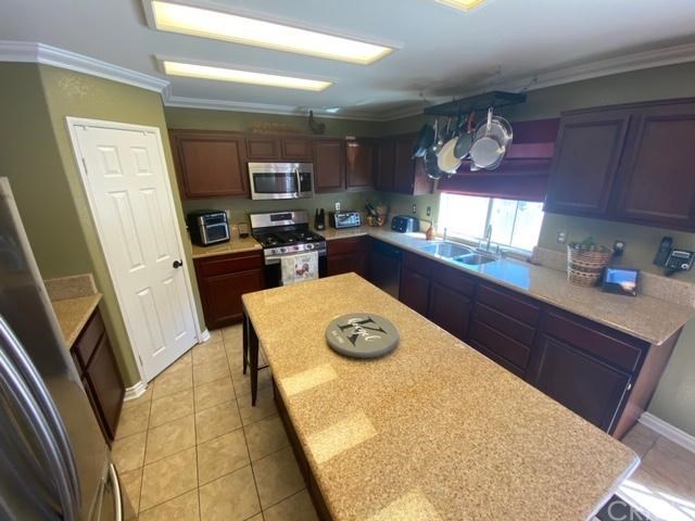 7177 Plum Tree Place Fontana, CA 92336 - Photo 14 of 61