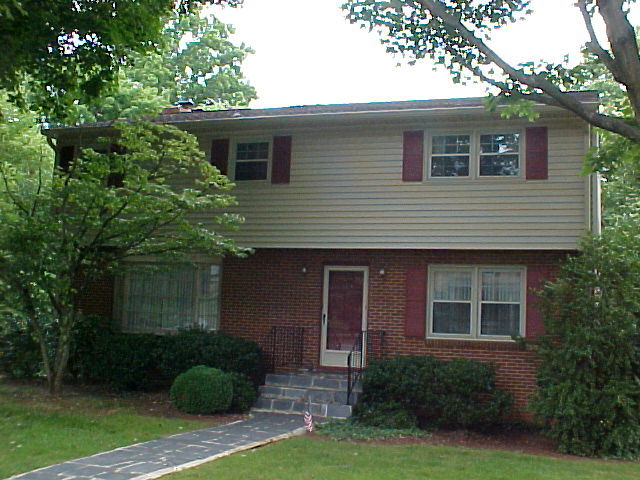 2618 Sharmar Road Roanoke, VA 24018 - Photo 1 of 32 Front