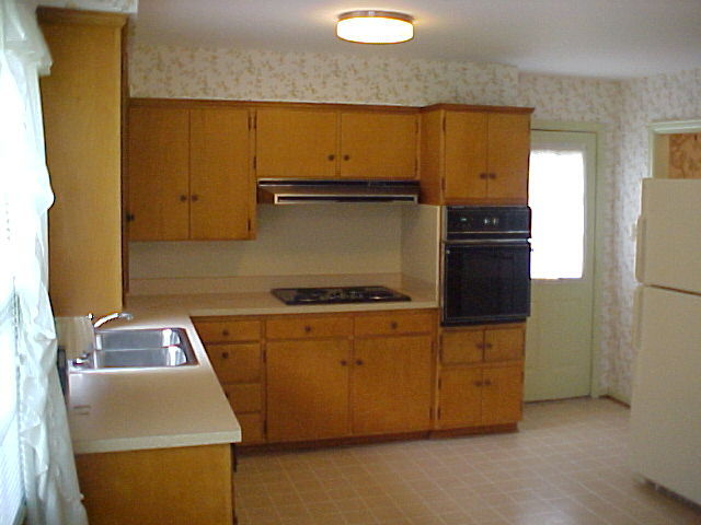 2618 Sharmar Road Roanoke, VA 24018 - Photo 13 of 32 Kitchen