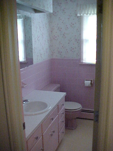 2618 Sharmar Road Roanoke, VA 24018 - Photo 20 of 32 Bath