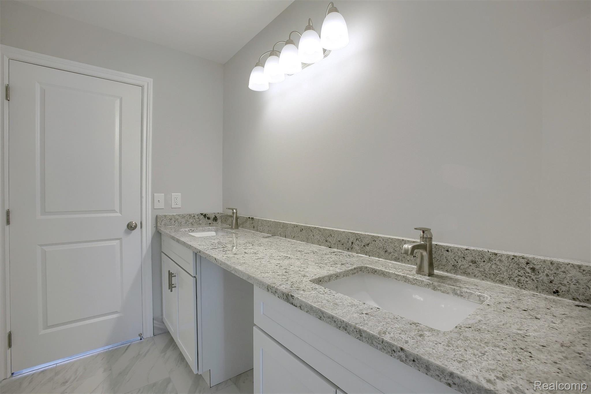 775 East Long Lake Road Troy, MI 48085 - Photo 33 of 39 33-Jack And Jill Bathroom.jpg