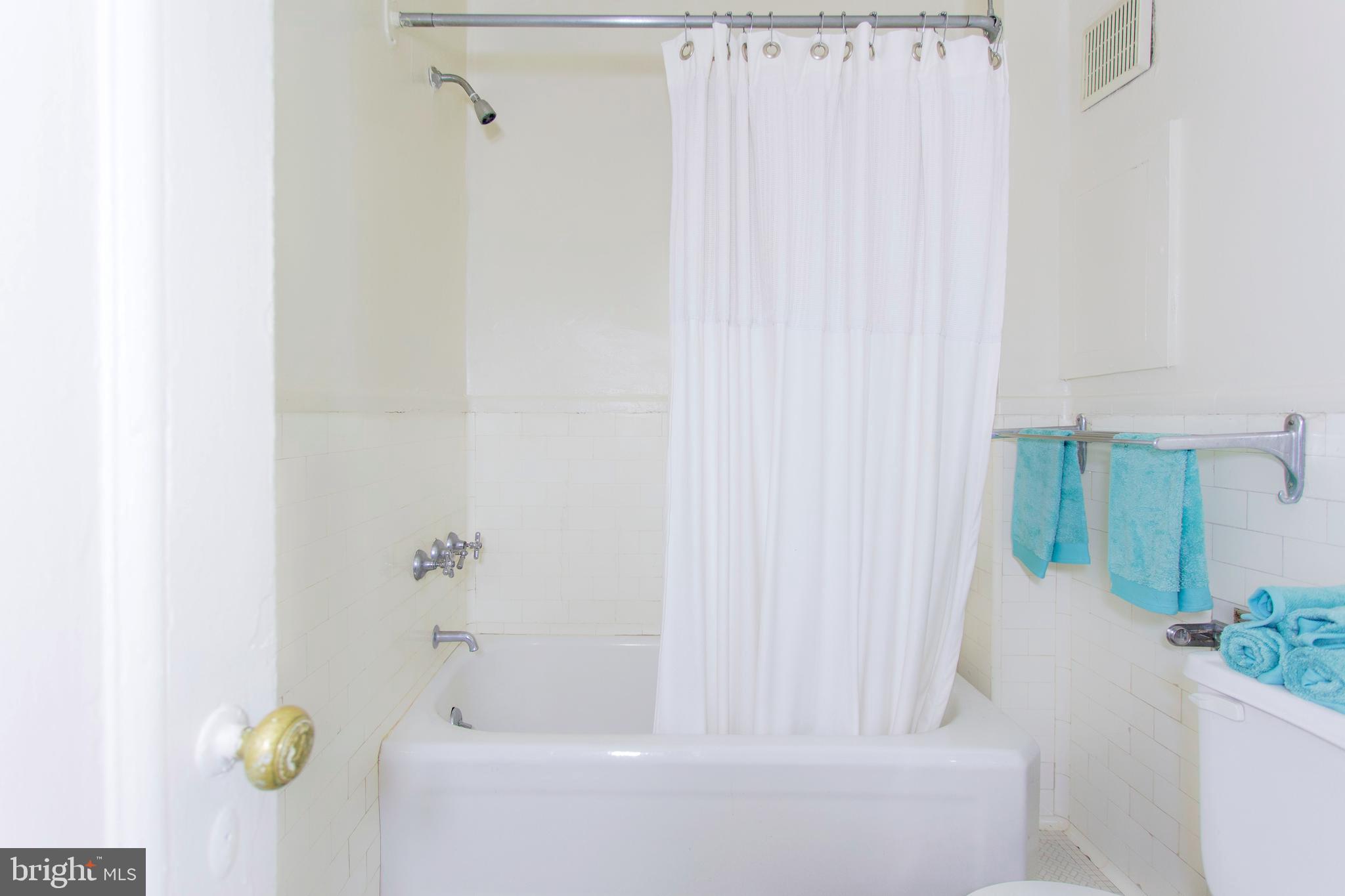 1229 Chestnut Street, Unit 1503 Philadelphia, PA 19107 - Photo 6 of 21 a bathroom with a bathtub