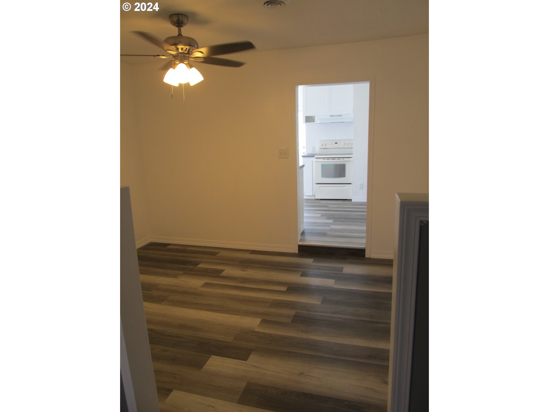 1890 East Hooker Road Hermiston, OR 97838 - Photo 13 of 32 a view of room with a ceiling fan