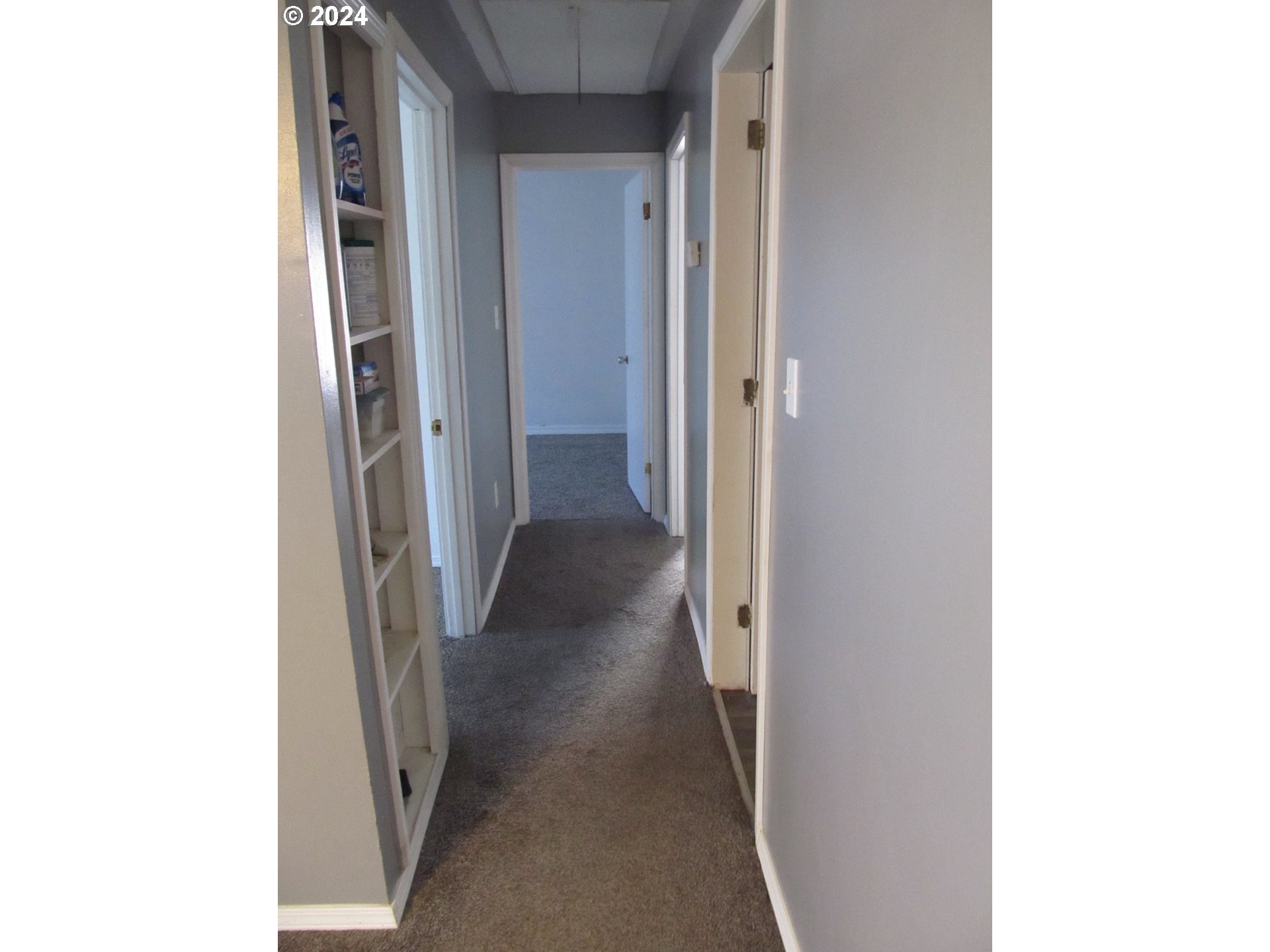 1890 East Hooker Road Hermiston, OR 97838 - Photo 14 of 32 a view of a hallway with a white walls