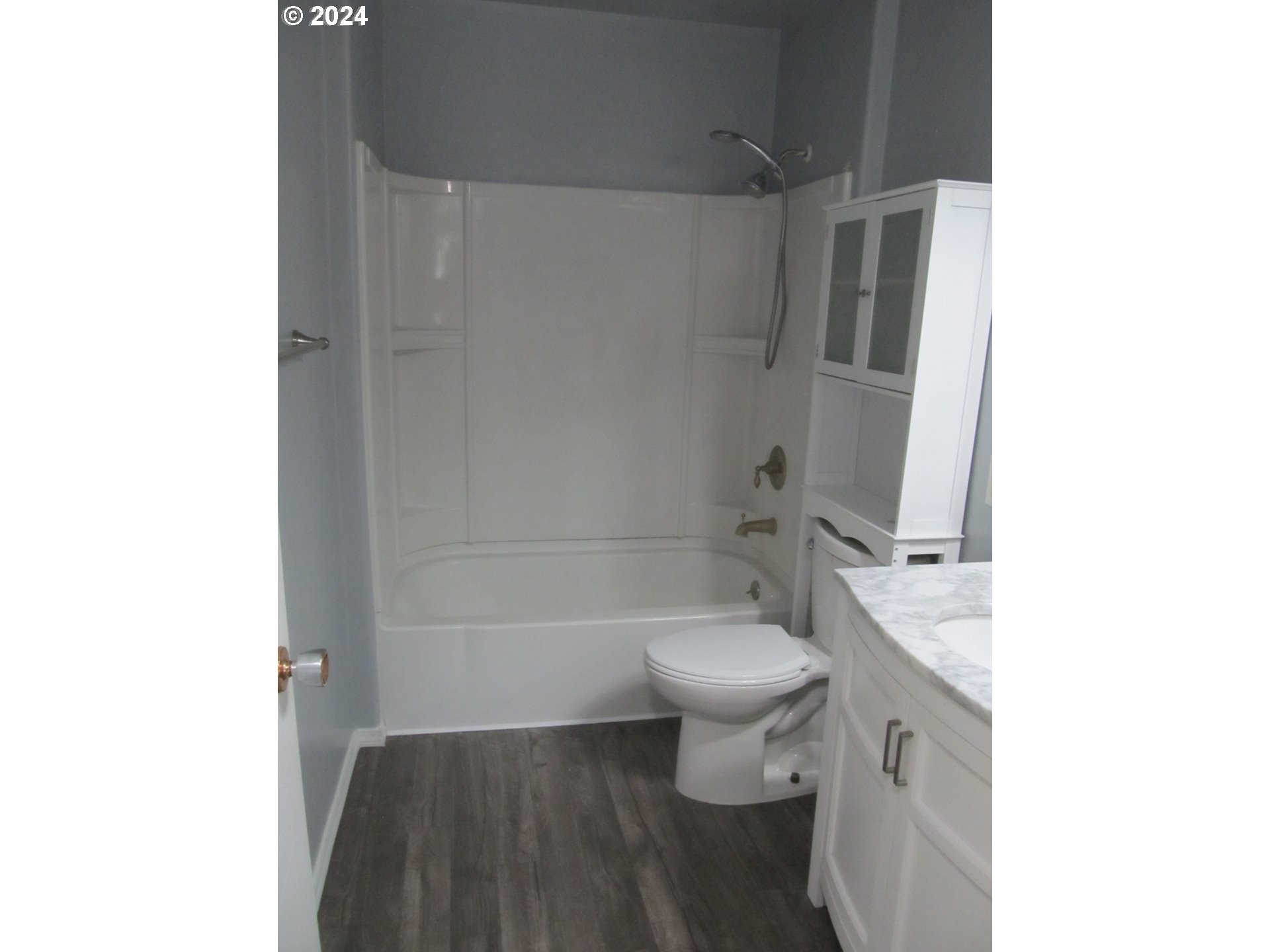 1890 East Hooker Road Hermiston, OR 97838 - Photo 16 of 32 a bathroom with a sink a toilet and shower