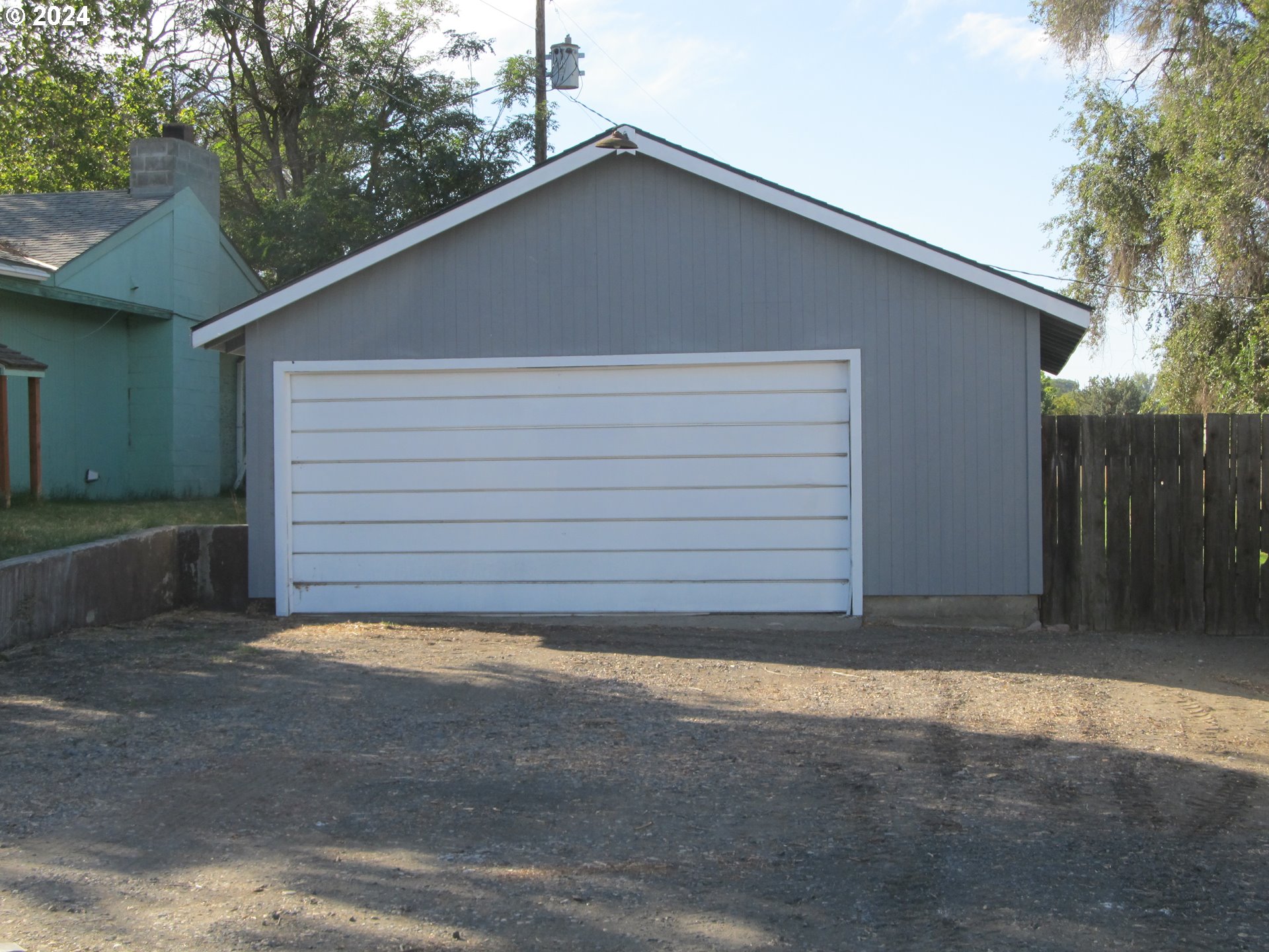 1890 East Hooker Road Hermiston, OR 97838 - Photo 2 of 32 a backyard of a house