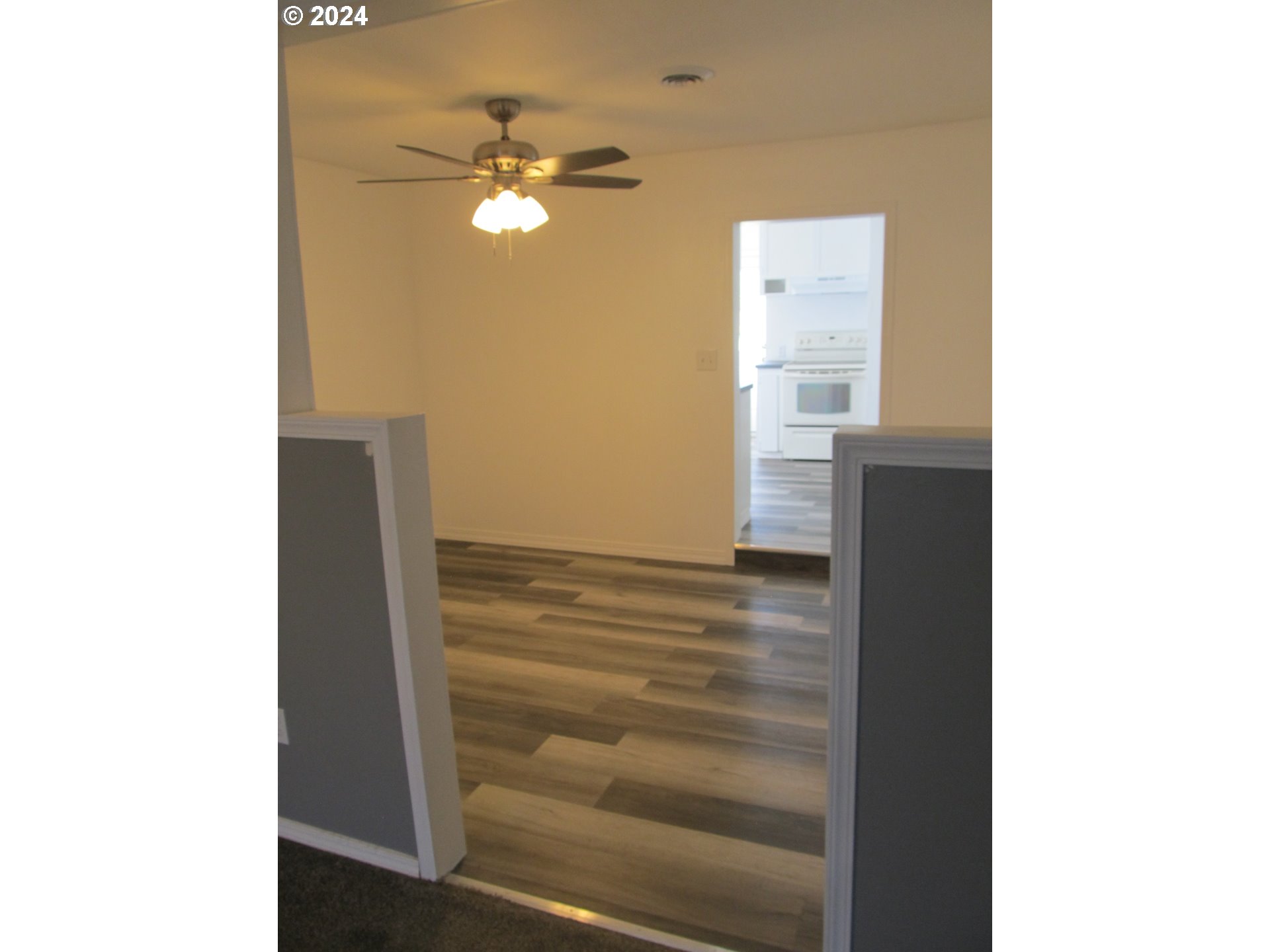 1890 East Hooker Road Hermiston, OR 97838 - Photo 22 of 32 a view of a livingroom with an empty space