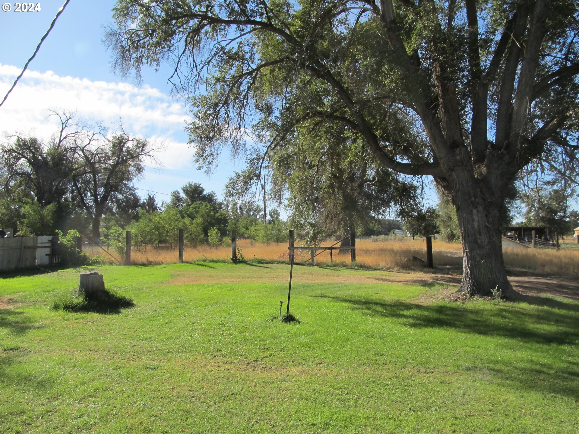 1890 East Hooker Road Hermiston, OR 97838 - Photo 23 of 32 a view of backyard with green space