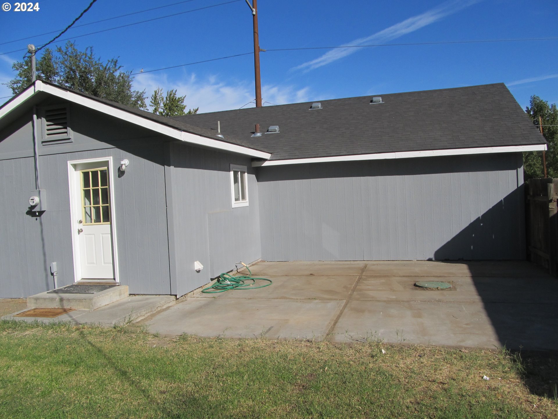 1890 East Hooker Road Hermiston, OR 97838 - Photo 26 of 32 a backyard of a house