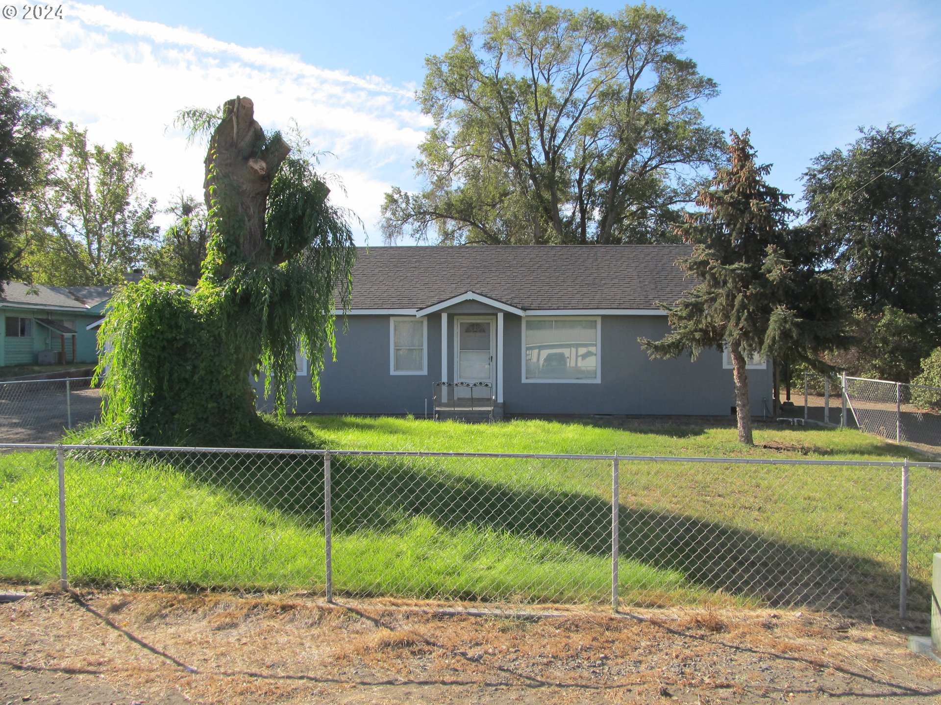 1890 East Hooker Road Hermiston, OR 97838 - Photo 4 of 32 a house that has a tree in it