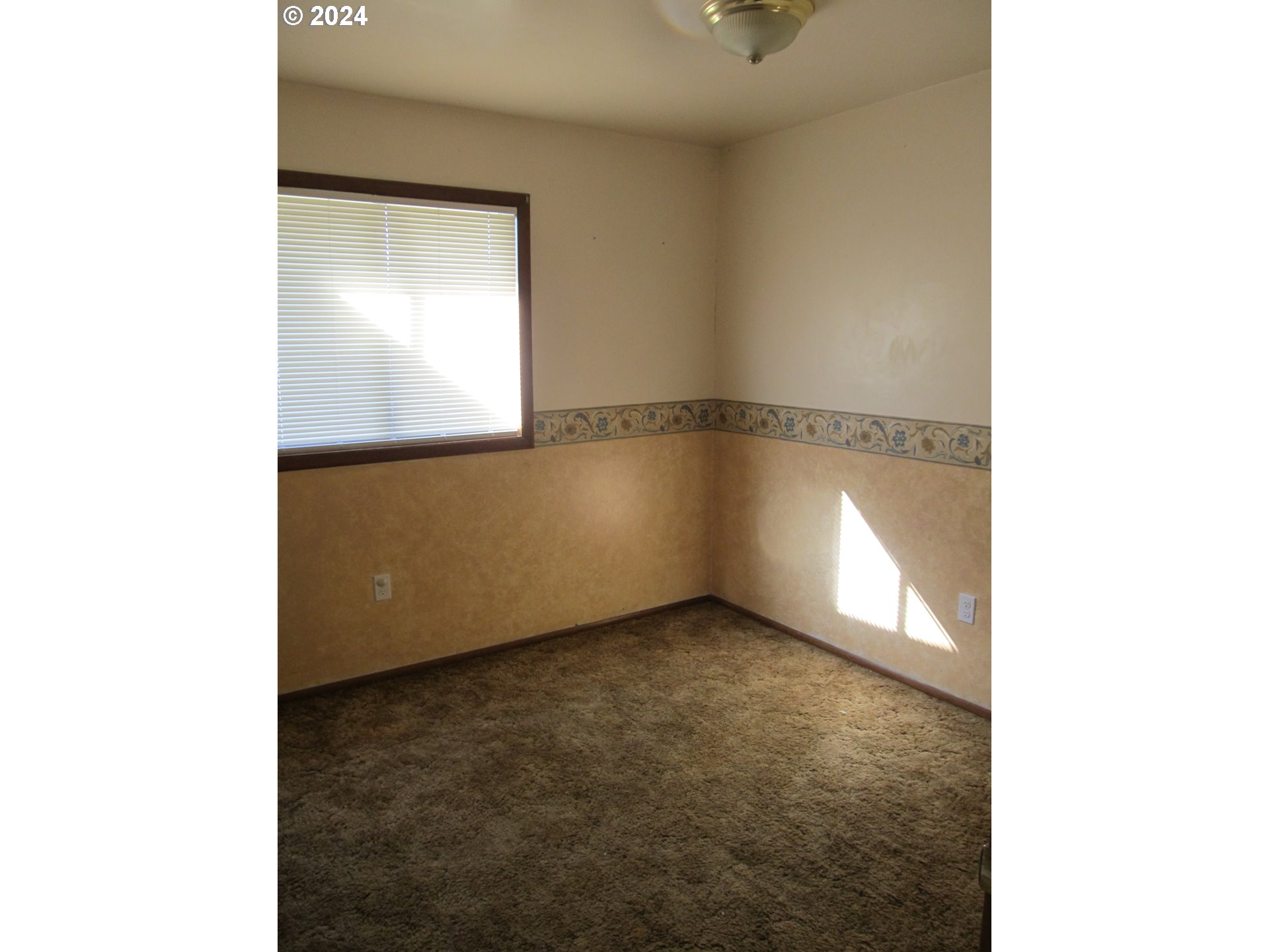 1890 East Hooker Road Hermiston, OR 97838 - Photo 7 of 32 a view of an empty room