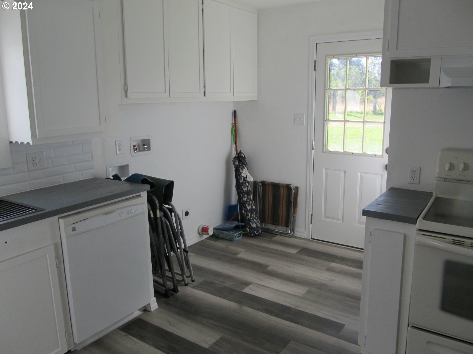 1890 East Hooker Road Hermiston, OR 97838 - Photo 10 of 32 a view of a kitchen with car parked