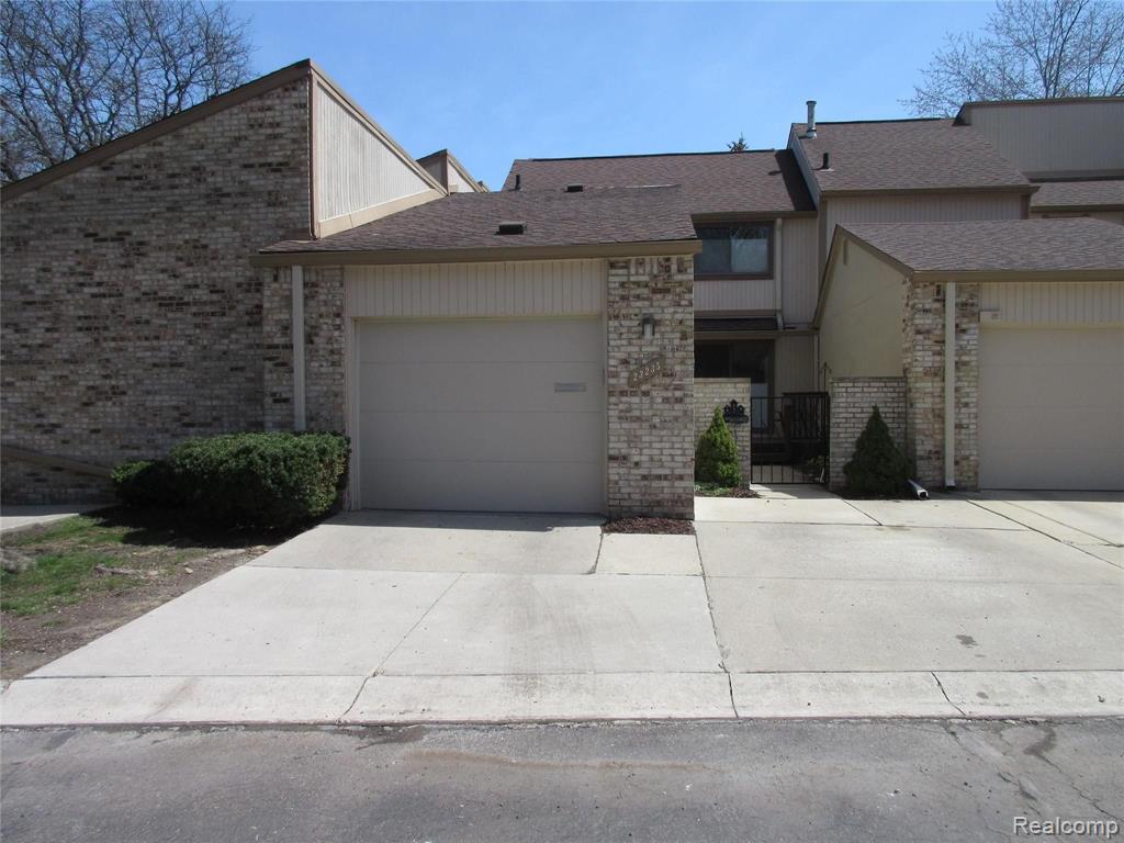 23235 Farmington Road Farmington, MI 48336 - Photo 1 of 27