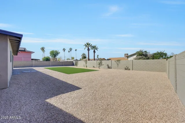 a view of a backyard